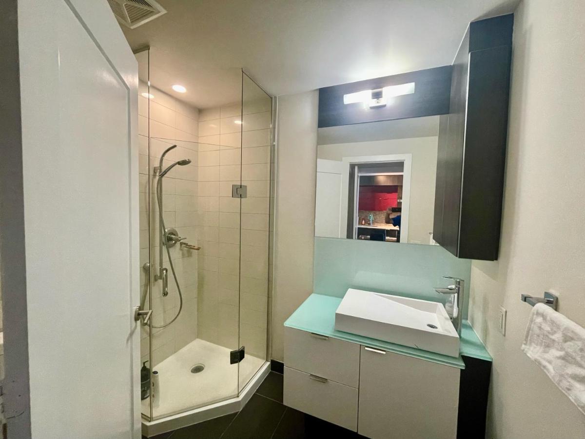 Two Br Two Ba Condo Face To Cn Tower Step To Rogers Centre Toronto Extérieur photo